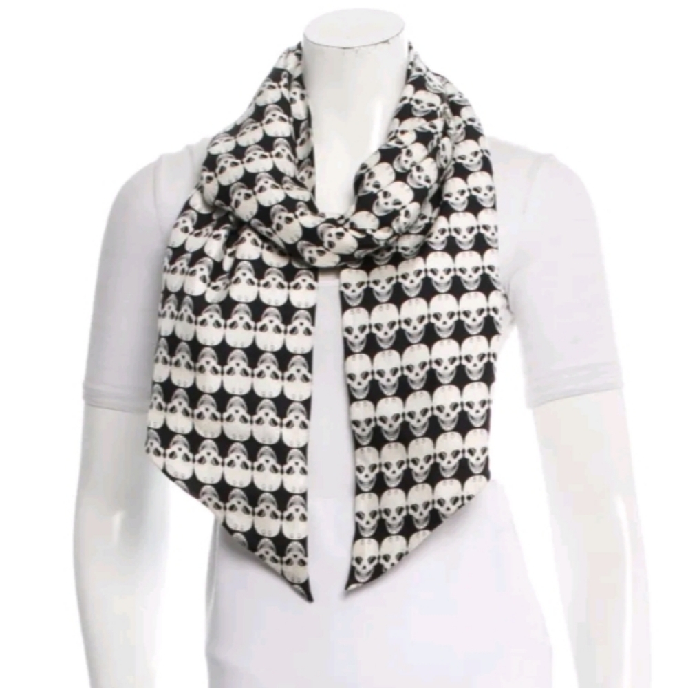 #4 THOMAS WYLDE Black & White Silk Skull Print Scarf